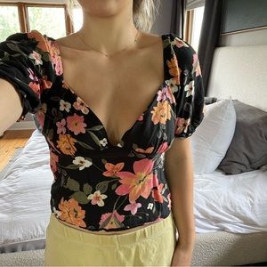 Super cute olivaceous floral top